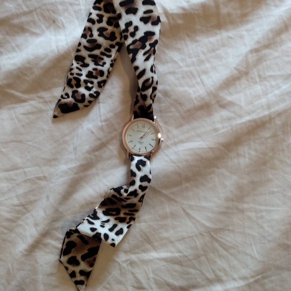 New, Silk leopard print ladies watch. - Picture 6 of 6